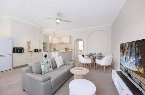 Woolloomooloo Apartment | Charm on Cathedral with comfort