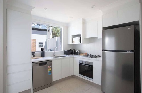 Glebe House | Charming 3BR GlebeTerrace w Courtyard & BBQ
