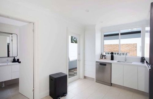 Glebe House | Charming 3BR GlebeTerrace w Courtyard & BBQ