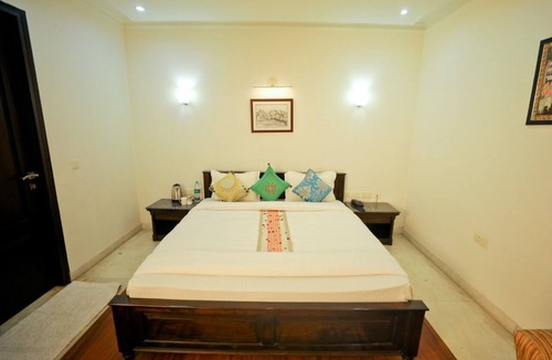 Basai House | Charming B&B with WiFi and AC in Wise Villa Agra 5