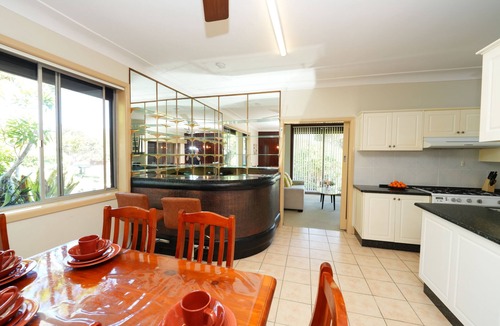 Roselands House | Charming Family Home with Swimming Pool in a Convenient Location