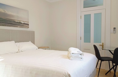 Glebe Cabin | Charming lodge with AC, mins walk to SYDU and bus stop