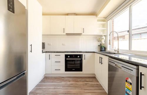 Plumpton House | Cheerful 4 bedroom home with parking on premises