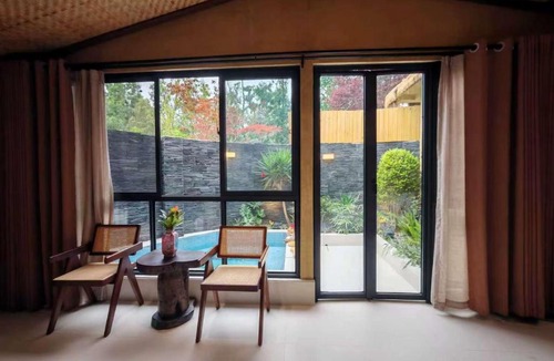 Xindu Hotel | Chengdu Xiaoya Yard Hot Spring Hotel,is just a 20 minute drive from both the Sanxingdui Museum and the Chengdu Panda Base,Enjoy Soaking in natural hot springs,Traditional Chinese afternoon tea,Exquisite fruit platter