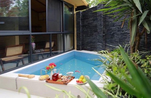 Xindu Hotel | Chengdu Xiaoya Yard Hot Spring Hotel,is just a 20 minute drive from both the Sanxingdui Museum and the Chengdu Panda Base,Enjoy Soaking in natural hot springs,Traditional Chinese afternoon tea,Exquisite fruit platter