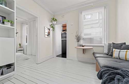 Kings Cross Apartment | Chic 1BR Modern Art Deco Apartment in Potts Point