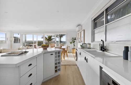 Dee Why Apartment | Chic Coastal 1-Bedroom Home with Balcony & BBQ