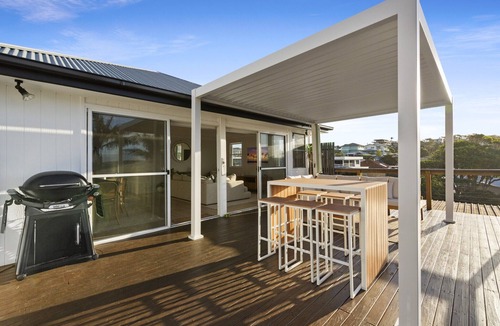 Dee Why Apartment | Chic Coastal 1-Bedroom Home with Balcony & BBQ