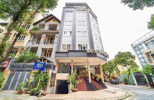 Binh Chanh House | Chic Deluxe Double Room at Sunrise Trung Son