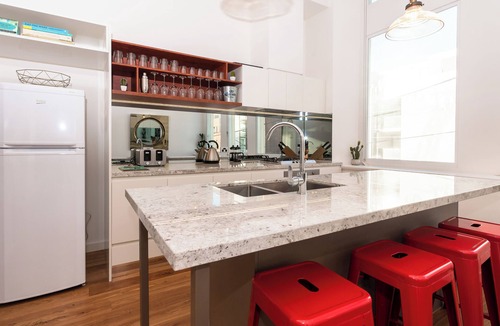 Cairns Central Business District House | Chic Seaside Vibes with Rooftop Pool
