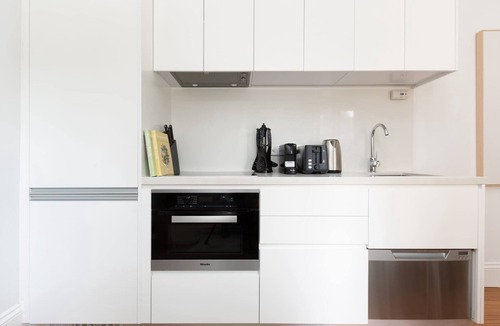 Lewisham Apartment | Chic Studio With Patio 20 min From CBD