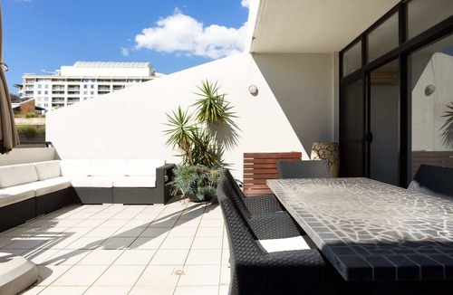 Darling Harbour Apartment | Chic Unit with Rooftop Terrace near Sights & Shops