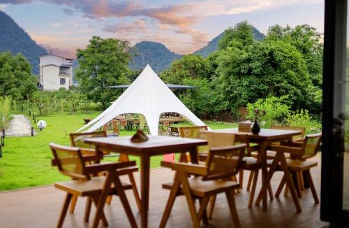 Yangshuo Hotel | Cindy Villa - Rice Fields & Karst Peaks at Yulong River - Infinity Pool & Breakfast - Near Golden Dragon Night Parade