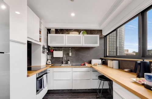 Woolloomooloo Apartment | City Fringe Escape – 2BR Apartment with Pool, Parking & Hyde Park Views