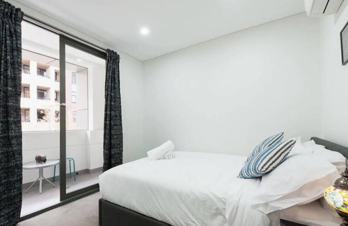 Darling Harbour Apartment | City Stay, Darling Harbour, modern apartment