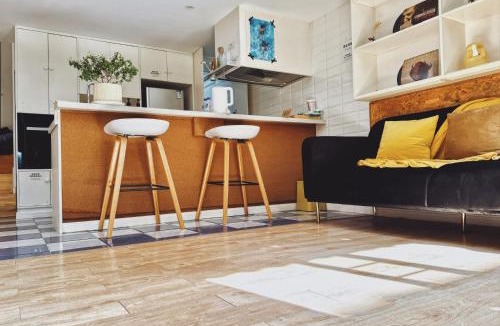 Huaihai Road Commercial Area Apartment | CityWalk Cottage With Two Beds and Courtyard