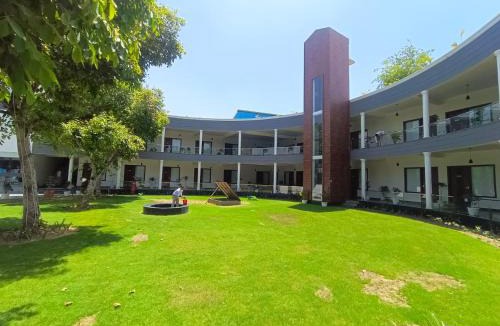 Dhanauli Hotel | Clarks inn Bichpuri Agra