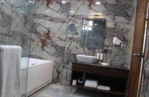 Dhanauli Hotel | Clarks inn Bichpuri Agra