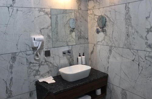 Dhanauli Hotel | Clarks inn Bichpuri Agra