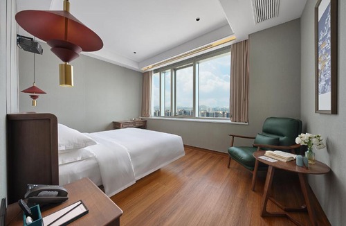 Luohu Hotel | Cloud-Walk Hotel Panoramic High-Rise Cityscape Within 100 Meters of Metro Line 3