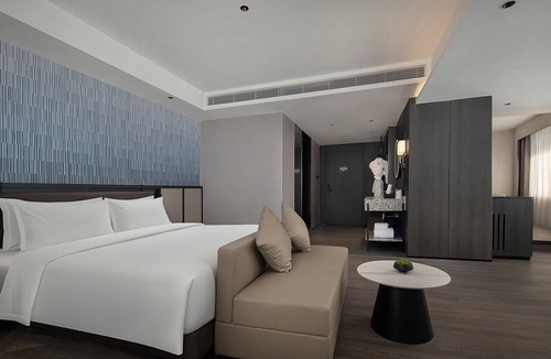 East Huanshi Road Hotel | CNHOL Radient International Hotel Guangzhou Taojin Metro Station Branch