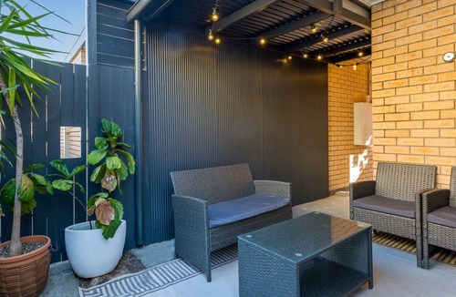 Mermaid Beach Apartment | Coastal 2 Bed Apartment with Courtyard