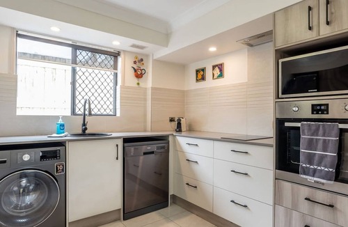 Wynnum House | Coastal Calm at Plumeria Place