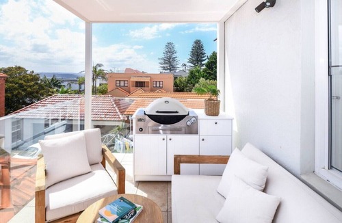 Vaucluse Apartment | Coastal Elegance: Art Deco Charm w Harbour Views