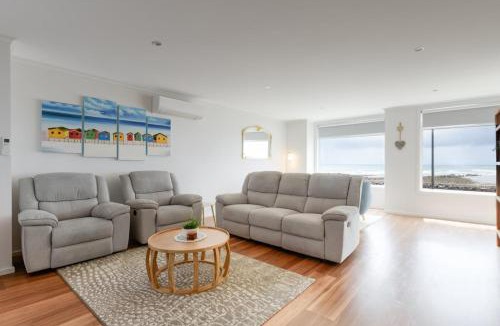 Parklands House | Coastal Luxury with Bass Strait Views