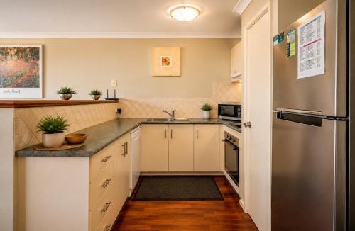 Broadwater House | Coastal Retreat & Cosy Nights