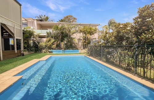 Batehaven Apartment | Coastal Upper-Level Home with Pool Access