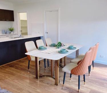 Colebee House | Colebee 4 Bedroom House Walk to Park and Shops