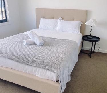 Colebee House | Colebee 4 Bedroom House Walk to Park and Shops
