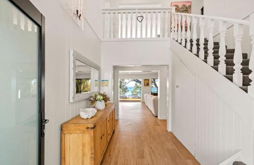Vincentia House | Collingwood Villa - Waterfront and Pet Friendly