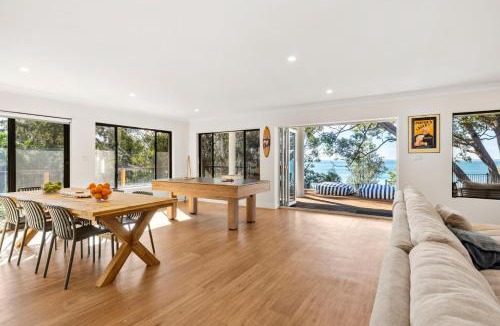 Vincentia House | Collingwood Villa - Waterfront and Pet Friendly