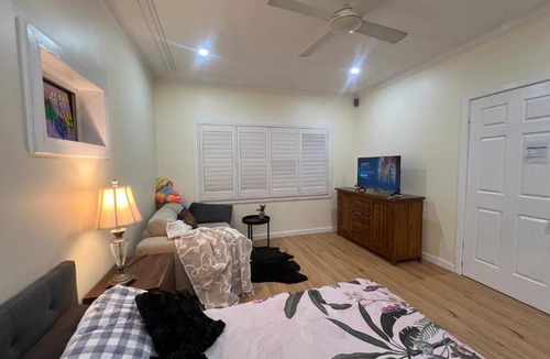 Holroyd House | comfortable 3BR Near Parramatta Parking AC