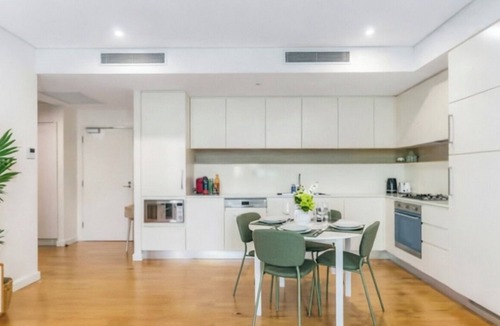 Macquarie Park Apartment | Comfortable Over Sized 1BRD Close to Metro & Mall