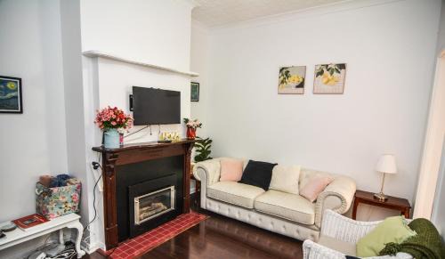 Lithgow House | Comfortable Victorian Terrace close to shops