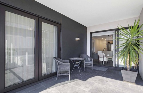 Kangaroo Point Apartment | Contemporary Apt, Premium Local, WiFi, Wine, Cafes