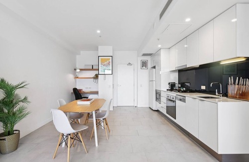 Fortitude Valley Apartment | Contemporary 1-Bed with Pool Near Brisbane River