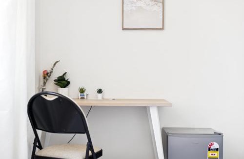 Cabramatta House | Convenient Double Stay in Heart of Cabramatta - Shared Bathroom and Kitchen