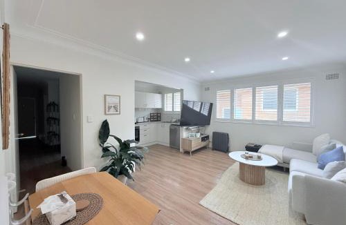 Coogee House | Coogee Sunrise shared Apt with Parking & Work Desk