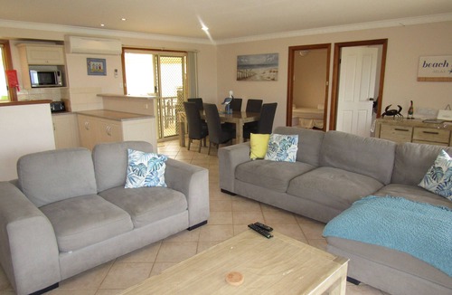 Dalrymple House | Corleighson @ Oyster on Point - 3 bedroom holiday home - Off peak special!