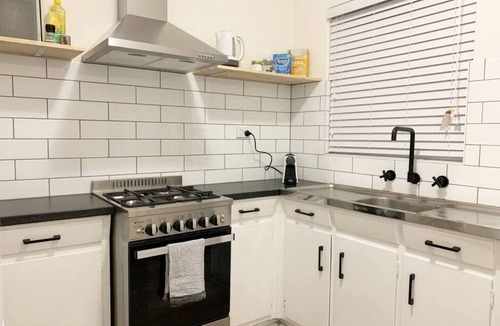 Campbelltown Condo | Cosy & comfortable 2 BDRM budget unit. Unlimited Wifi, free parking & air-con. Near shops & bus stop