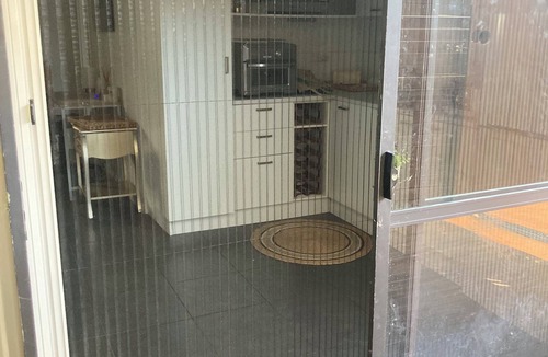 Nerang Apartment | Cosy Studio in Rustic peaceful and central Gold Coast