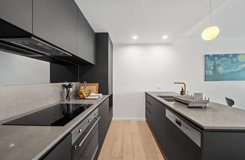 Reid Apartment | Cosy Unit with Secure Parking and Garden Access