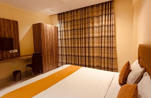 Mahipalpur Hotel | Couples Room with Attached Washroom Near Delhi Airport