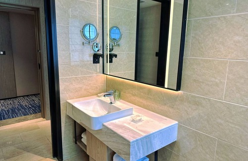 Hong Kou Hotel | Courtyard by Marriott Shanghai Hongkou