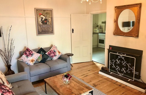 Healesville House | Courtyard Cottage - Vintage Beauty, Walk To Town. Pet-friendly. Garden & deck.