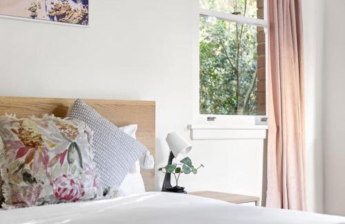Killara House | Courtyard Double Room - Next to Transport & Shops in Killara - Shared Bathroom